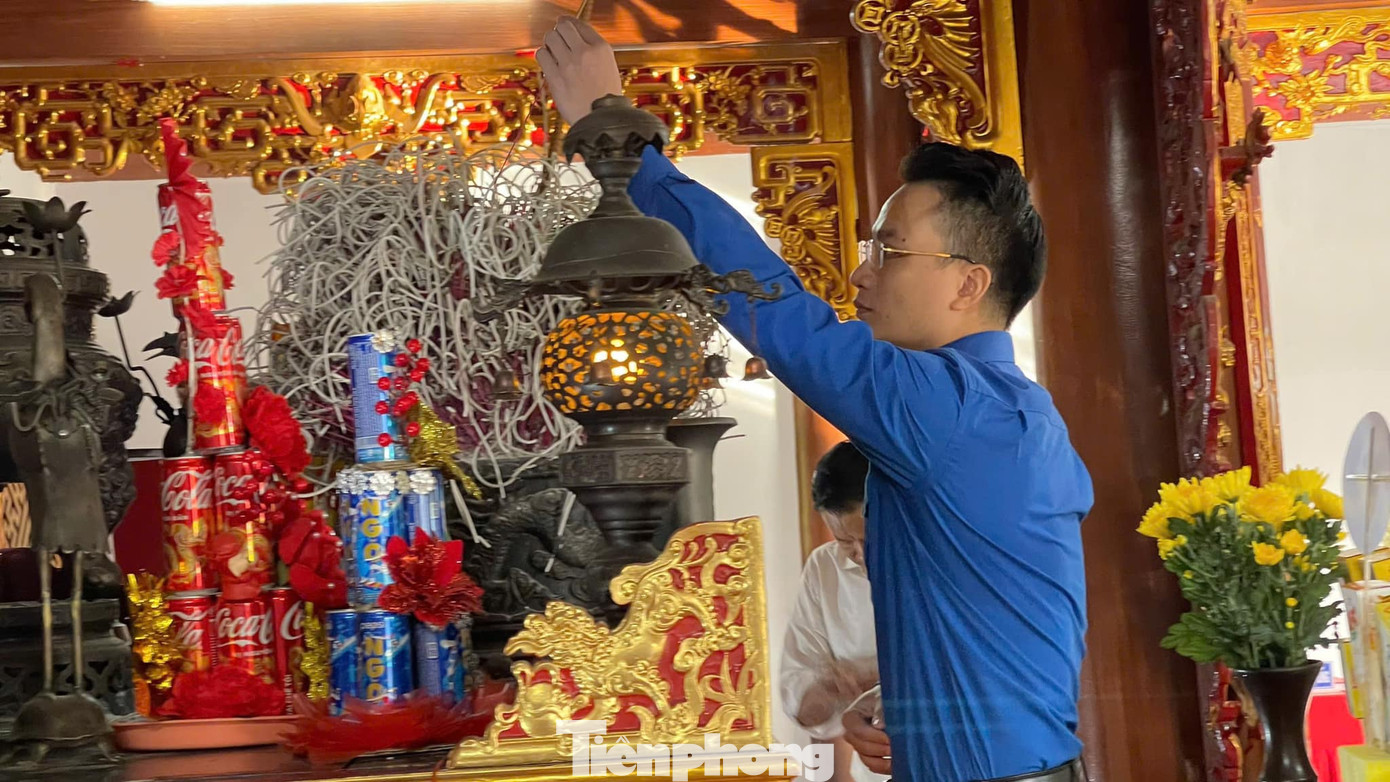 Dâng hương tưởng nhớ Chủ tịch Hồ Chí Minh.