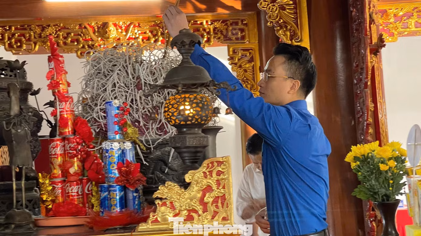 Dâng hương tưởng nhớ Chủ tịch Hồ Chí Minh. Dâng hương tưởng nhớ Chủ tịch Hồ Chí Minh.