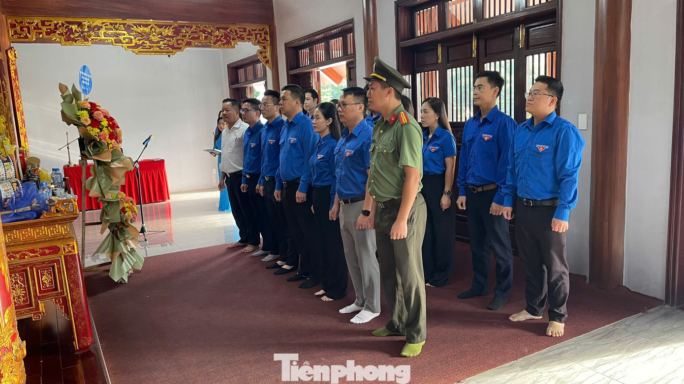 Đoàn đại biểu Đại hội Hội LHTN Việt Nam tỉnh Bắc Kạn khóa VI thành kính dâng hương tưởng niệm Chủ tịch Hồ Chí Minh.