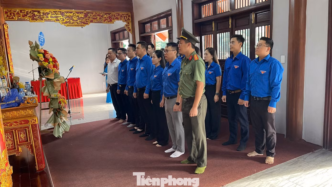 Đoàn đại biểu Đại hội Hội LHTN Việt Nam tỉnh Bắc Kạn khóa VI thành kính dâng hương tưởng niệm Chủ tịch Hồ Chí Minh. Đoàn đại biểu Đại hội Hội LHTN Việt Nam tỉnh Bắc Kạn khóa VI thành kính dâng hương tưởng niệm Chủ tịch Hồ Chí Minh.