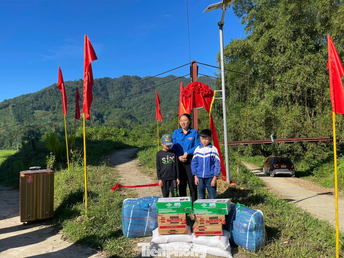 Tặng quà các em học sinh hoàn cảnh khó khăn.