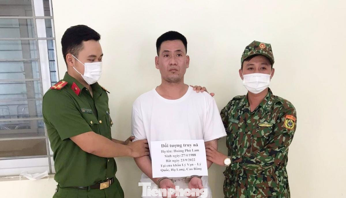 Đối tượng Hoàng Phú Lam (giữa) bị bắt giữ tại cửa khẩu Cao Bằng -Ảnh: TL