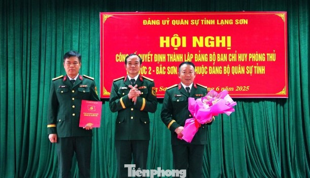 Công bố thành lập và trao Quyết định Đảng bộ Ban chỉ huy phòng thủ khu vực 2- Bắc Sơn. Ảnh: Dương Nguyên.