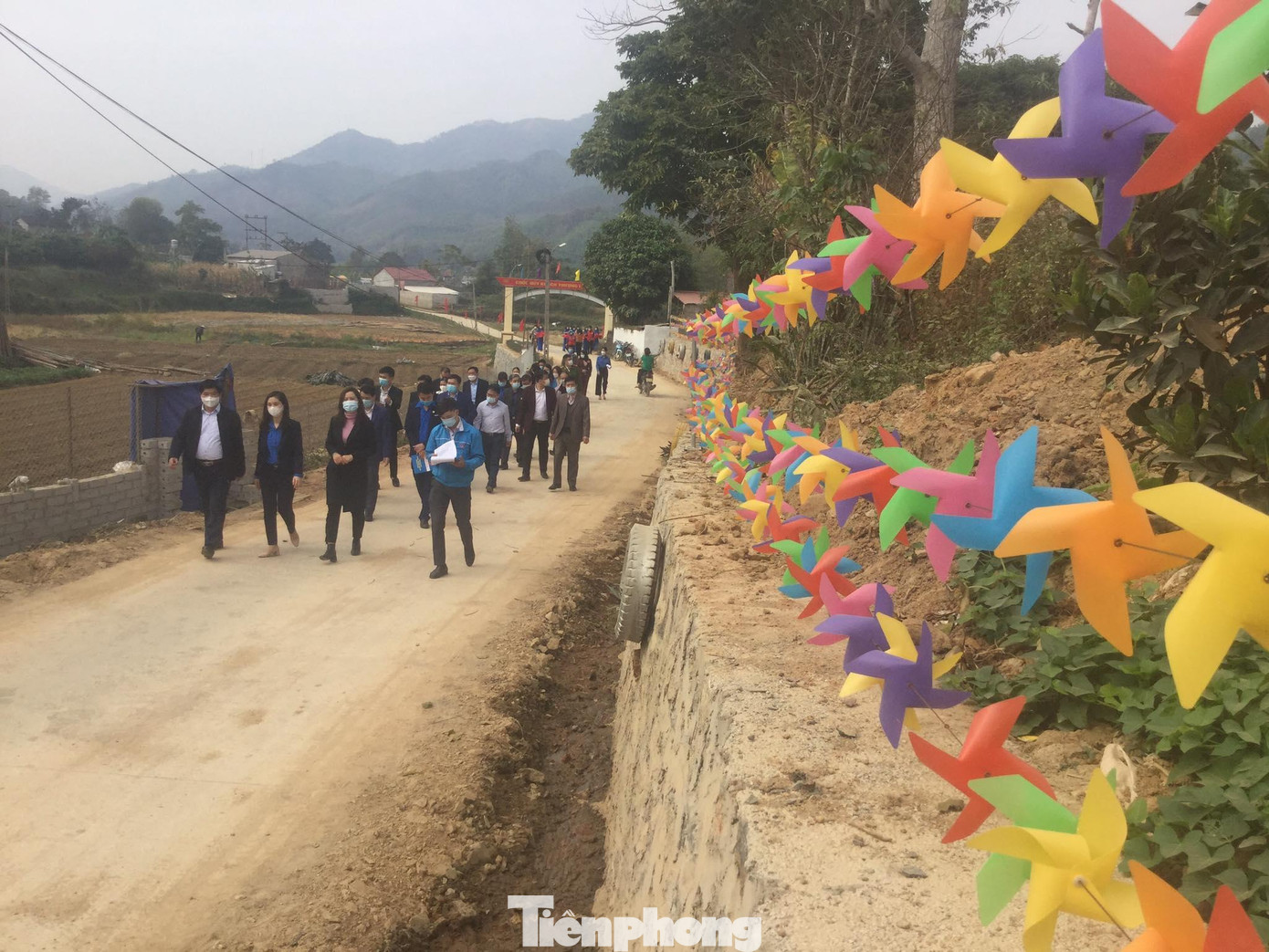 Công trình tuyến đường hoa dài 150m do đoàn viên thanh niên và các thầy cô giáo ở thôn Làng Mủn xây dựng đã hoàn thành nhanh chóng, đẹp đẽ -Ảnh: Duy Chiến Công trình tuyến đường hoa dài 150m do đoàn viên thanh niên và các thầy cô giáo ở thôn Làng Mủn xây dựng đã hoàn thành nhanh chóng, đẹp đẽ -Ảnh: Duy Chiến