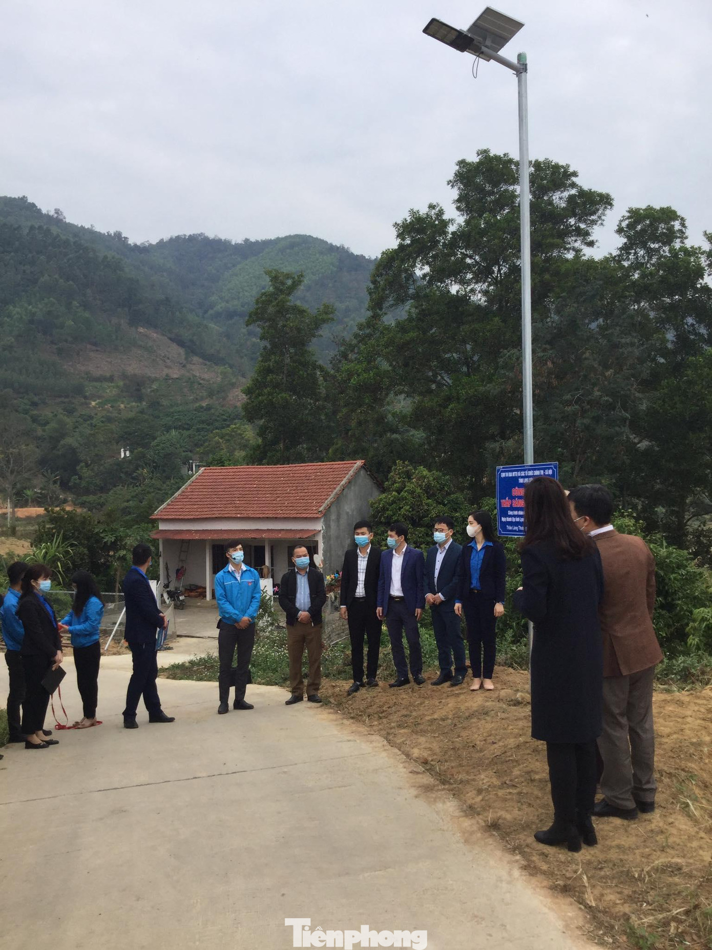 Công trình "Thắp sáng đường thôn" hoàn thành trong niềm vui của nhân dân xã Quan Sơn -Ảnh: Duy Chiến Công trình "Thắp sáng đường thôn" hoàn thành trong niềm vui của nhân dân xã Quan Sơn -Ảnh: Duy Chiến