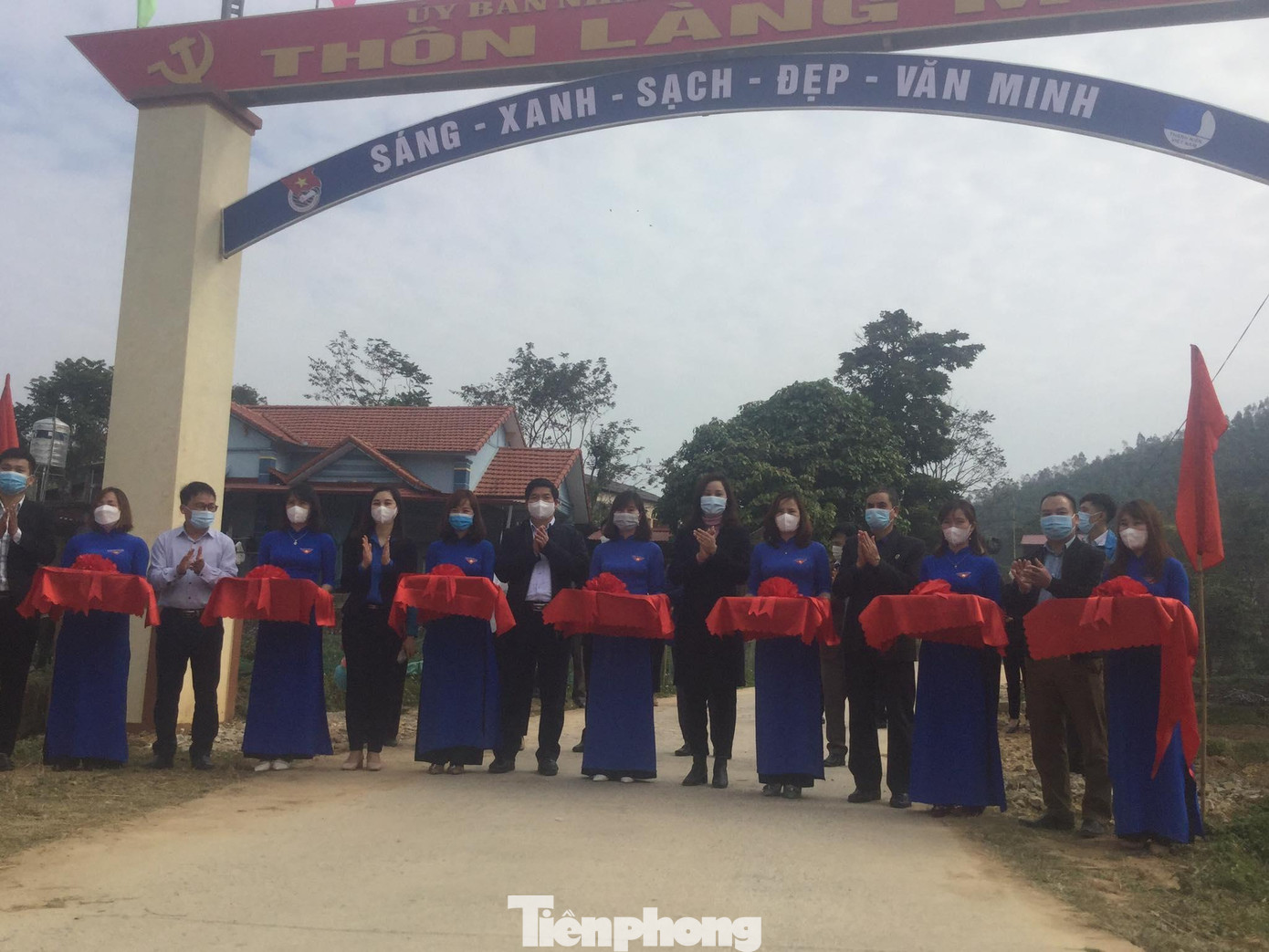 Cổng thôn Làng Mủn khánh thành trong niềm vui hân hoan của cấp ủy, chính quyền và nhân dân địa phương -Ảnh: Duy Chiến Cổng thôn Làng Mủn khánh thành trong niềm vui hân hoan của cấp ủy, chính quyền và nhân dân địa phương -Ảnh: Duy Chiến