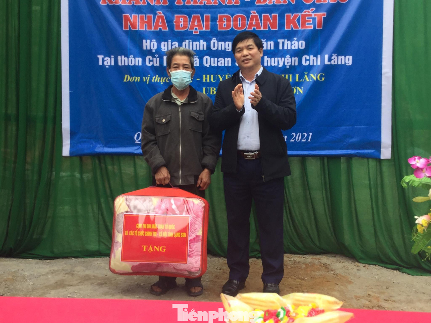 Lãnh đạo Ủy ban MTTQVN tỉnh Lạng Sơn tặng quà cho gia đình ông Vi Văn Thảo nhân dịp khánh thành nhà mới -Ảnh: Duy Chiến Chị Đinh Thị Anh Thư, Bí thư Tỉnh đoàn Lạng Sơn cho rằng, các hoạt động của Cụm thi đua MTTQ và các tổ chức chính trị- xã hội tỉnh Lạng Sơn góp phần xây dựng nông thôn mới, giúp đồng bào các dân tộc địa phương có cuộc sống vật chất, tinh thần tốt đẹp hơn -Ảnh: Duy Chiến Lãnh đạo Ủy ban MTTQVN tỉnh Lạng Sơn tặng quà cho gia đình ông Vi Văn Thảo nhân dịp khánh thành nhà mới -Ảnh: Duy Chiến Chị Đinh Thị Anh Thư, Bí thư Tỉnh đoàn Lạng Sơn cho rằng, các hoạt động của Cụm thi đua MTTQ và các tổ chức chính trị- xã hội tỉnh Lạng Sơn góp phần xây dựng nông thôn mới, giúp đồng bào các dân tộc địa phương có cuộc sống vật chất, tinh thần tốt đẹp hơn -Ảnh: Duy Chiến