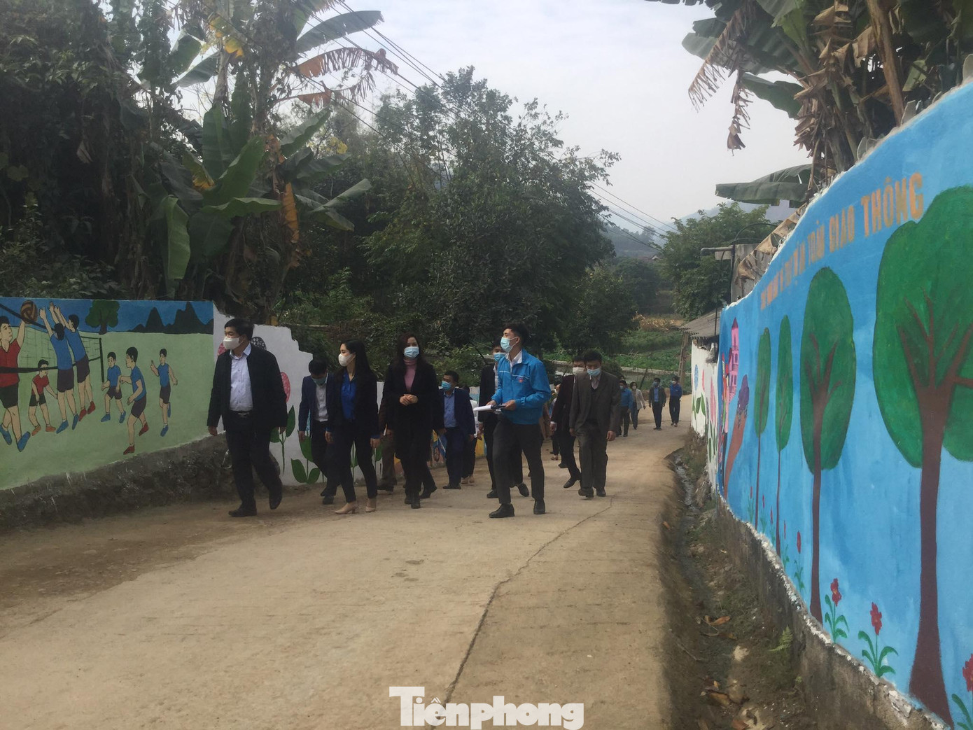 Đoàn viên thanh niên và các thầy cô giáo ở xã Quan Sơn trang trí, vẽ trên 120m2 tranh tường dẫn vào trung tâm thôn Làng Mủn -Ảnh: Duy Chiến Đoàn viên thanh niên và các thầy cô giáo ở xã Quan Sơn trang trí, vẽ trên 120m2 tranh tường dẫn vào trung tâm thôn Làng Mủn -Ảnh: Duy Chiến