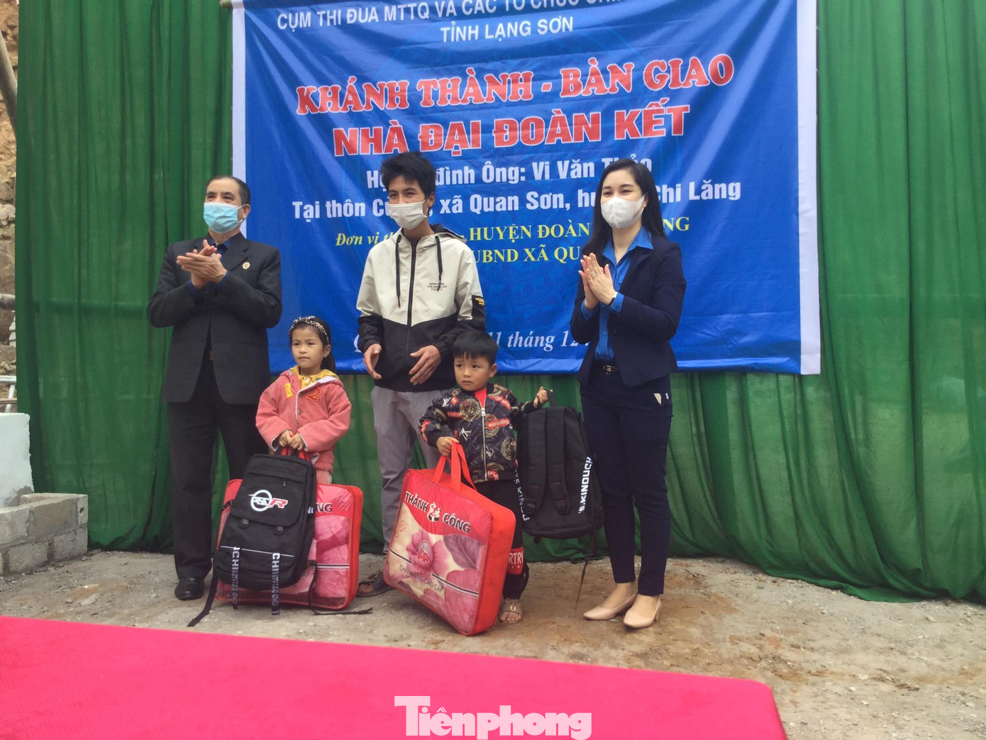 Lãnh đạo Tỉnh đoàn Lạng Sơn tặng quà mừng gia đình ông Vi Văn Thảo, thôn Củ Na, xã Quan Sơn có căn nhà mới khang trang, sạch đẹp -Ảnh: Duy Chiến Lãnh đạo Tỉnh đoàn Lạng Sơn tặng quà mừng gia đình ông Vi Văn Thảo, thôn Củ Na, xã Quan Sơn có căn nhà mới khang trang, sạch đẹp -Ảnh: Duy Chiến