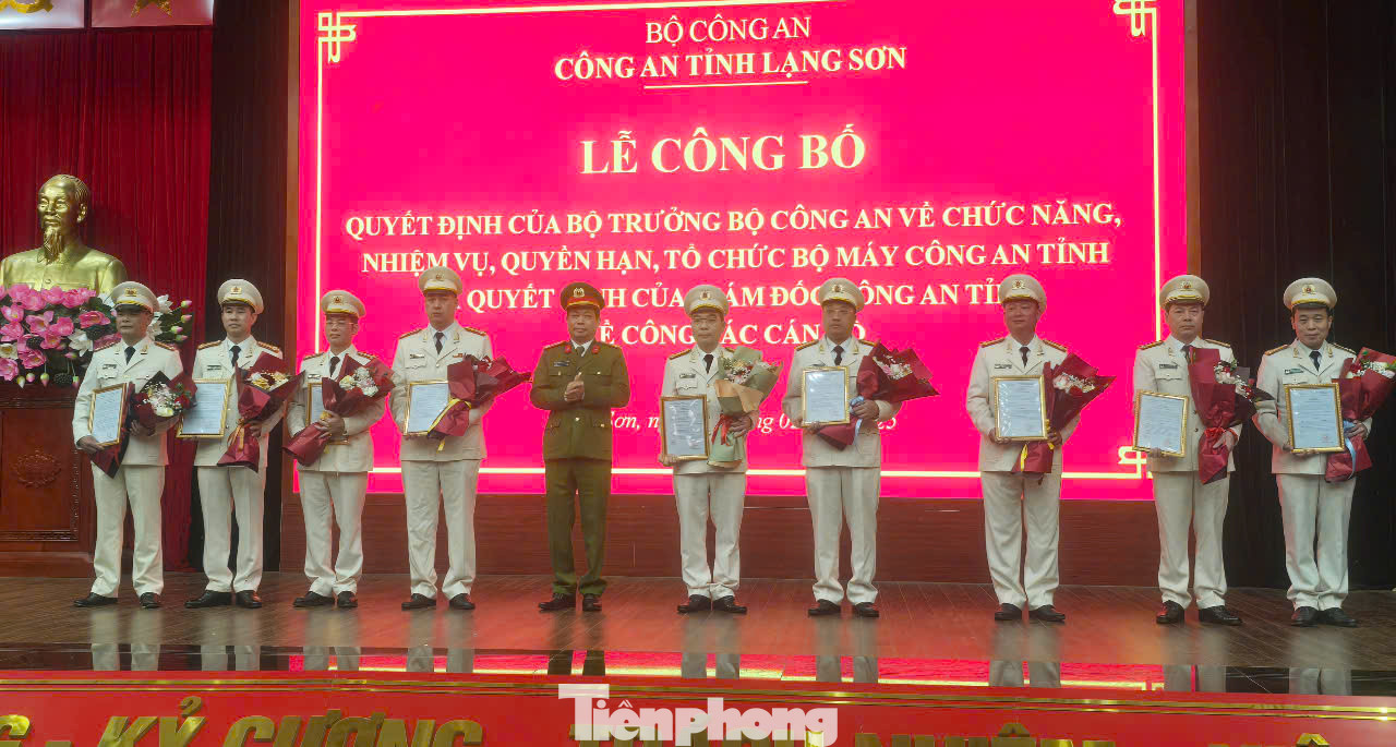 Công bố bổ nhiệm 56 tân Phó Trưởng phòng nghiệp vụ Công an tỉnh. Ảnh: Duy Chiến. Công bố bổ nhiệm 56 tân Phó Trưởng phòng nghiệp vụ Công an tỉnh. Ảnh: Duy Chiến.