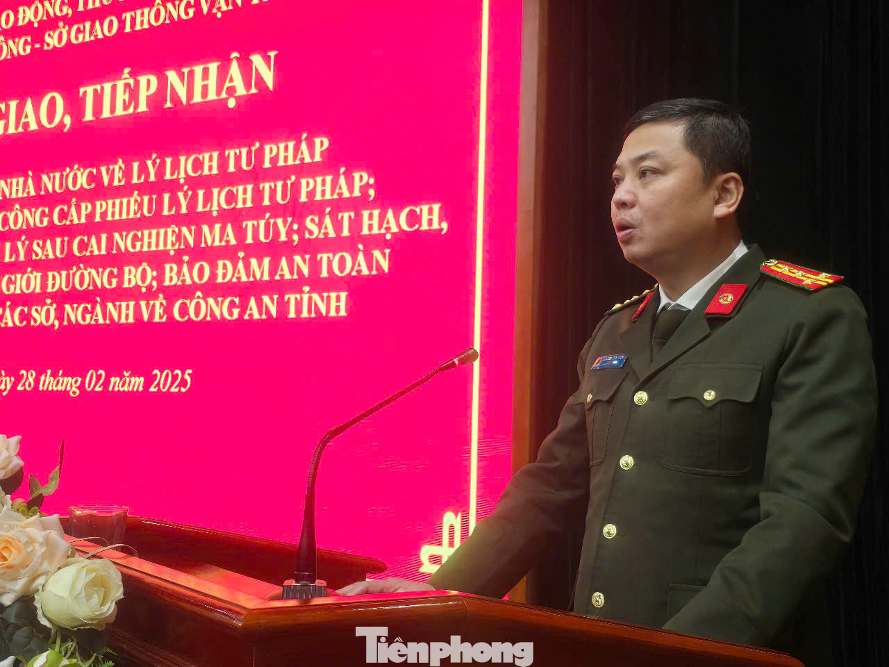 Đại tá Nguyễn Tiến Trung - Giám đốc Công an tỉnh Lạng Sơn mong muốn các đồng chí được điều động, bổ nhiệm lần này cần bắt tay ngay vào thực hiện các nhiệm vụ, chức trách của mình, hoàn thành xuất sắc mọi nhiệm vụ được giao. Ảnh: Duy Chiến. Đại tá Nguyễn Tiến Trung - Giám đốc Công an tỉnh Lạng Sơn mong muốn các đồng chí được điều động, bổ nhiệm lần này cần bắt tay ngay vào thực hiện các nhiệm vụ, chức trách của mình, hoàn thành xuất sắc mọi nhiệm vụ được giao. Ảnh: Duy Chiến.