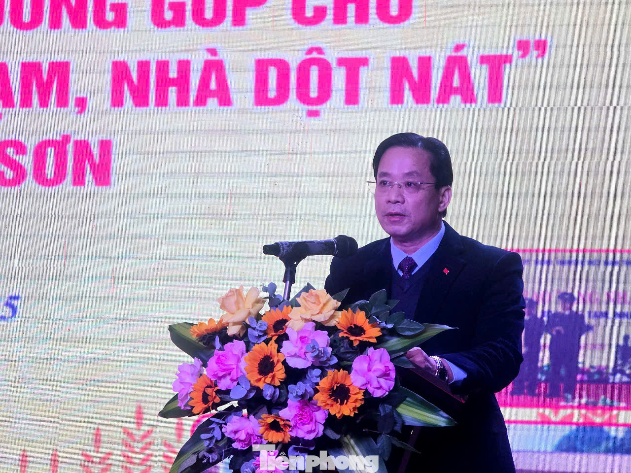 Bí thư Tỉnh ủy Lạng Sơn Hoàng Văn Nghiệm phát biểu tri ân các tổ chức, cộng đồng doanh nghiệp, nhà hảo tâm đã đóng góp tích cực chương trình "chung tay xóa nhà tạm, nhà dột nát trên địa bàn Lạng Sơn". Ảnh: Duy Chiến. Bí thư Tỉnh ủy Lạng Sơn Hoàng Văn Nghiệm phát biểu tri ân các tổ chức, cộng đồng doanh nghiệp, nhà hảo tâm đã đóng góp tích cực chương trình "chung tay xóa nhà tạm, nhà dột nát trên địa bàn Lạng Sơn". Ảnh: Duy Chiến.