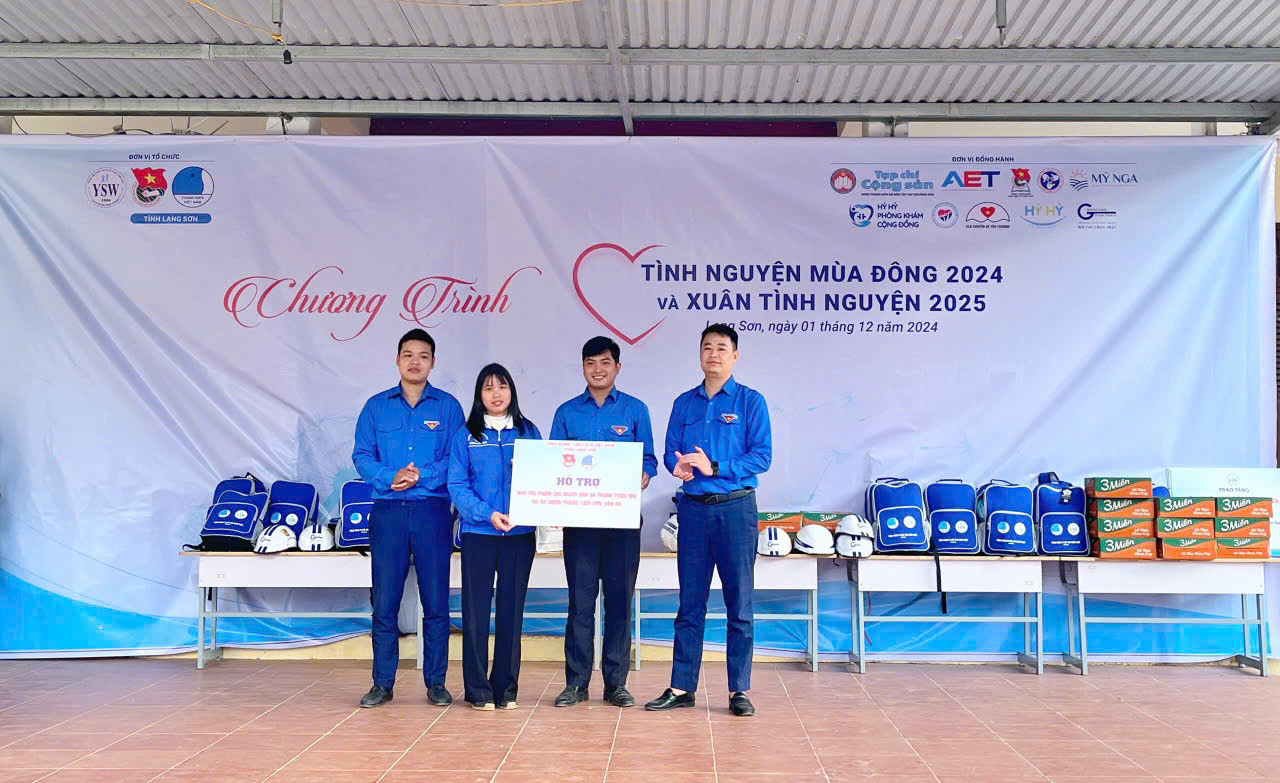 Tỉnh Đoàn Lạng Sơn trao tặng những món quà ý nghĩa, thiết thực.