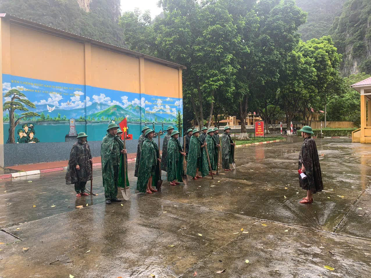 Lực lượng Quân đội nhận lệnh xuống cơ sở, giúp dân phòng chống bão lũ.