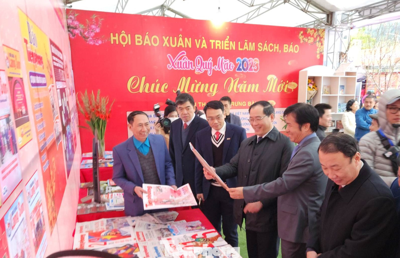 Gian trưng bày báo Tiền Phong thu hút sự chú ý. Ảnh: Duy Chiến Gian trưng bày báo Tiền Phong thu hút sự chú ý. Ảnh: Duy Chiến