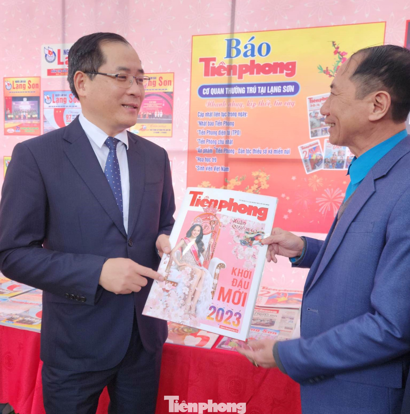 Phó Chủ tịch thường trực UBND tỉnh Lạng Sơn Dương Xuân Huyên (bìa trái) nghe giới thiệu về những ấn phẩm đặc sắc của báo Tiền Phong. Phó Chủ tịch thường trực UBND tỉnh Lạng Sơn Dương Xuân Huyên (bìa trái) nghe giới thiệu về những ấn phẩm đặc sắc của báo Tiền Phong.