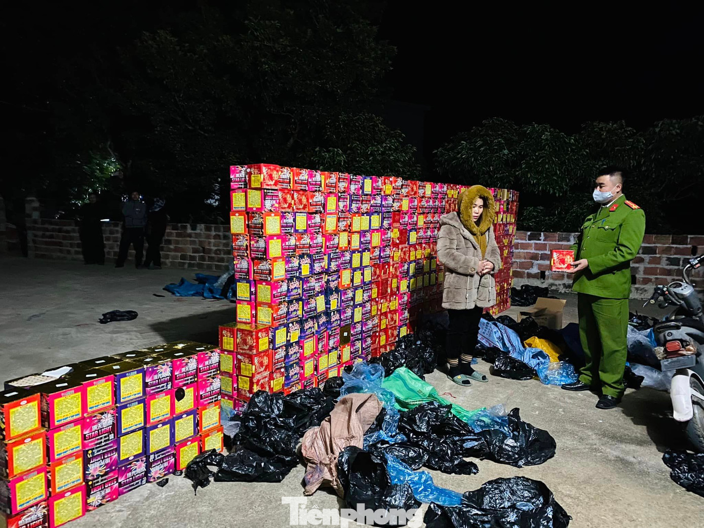 Đối tượng Vi Thị Huệ (bìa trái) và tang vật.