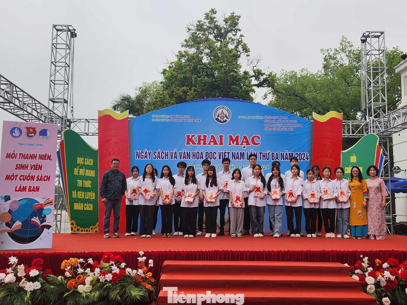 20 em học sinh có hoàn cảnh khó khăn nhận sách của Ban tổ chức. 20 em học sinh có hoàn cảnh khó khăn nhận sách của Ban tổ chức.