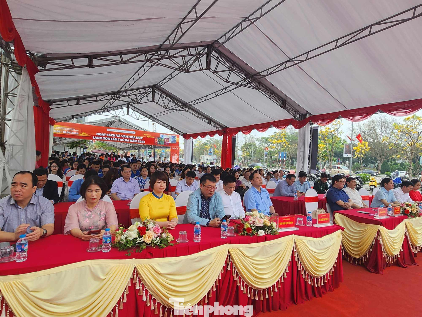 Đại diện các sở, ban ngành đoàn thể và nhân dân tham gia chương trình. Ảnh: Duy Chiến Đại diện các sở, ban ngành đoàn thể và nhân dân tham gia chương trình. Ảnh: Duy Chiến