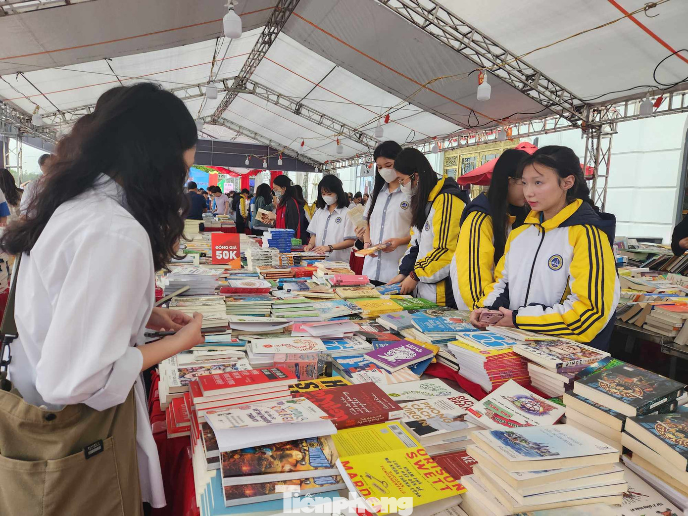 Hàng trăm đoàn viên, thanh niên và nhân dân Lạng Sơn tới tìm đọc và mua sách. Ảnh: Duy Chiến Hàng trăm đoàn viên, thanh niên và nhân dân Lạng Sơn tới tìm đọc và mua sách. Ảnh: Duy Chiến