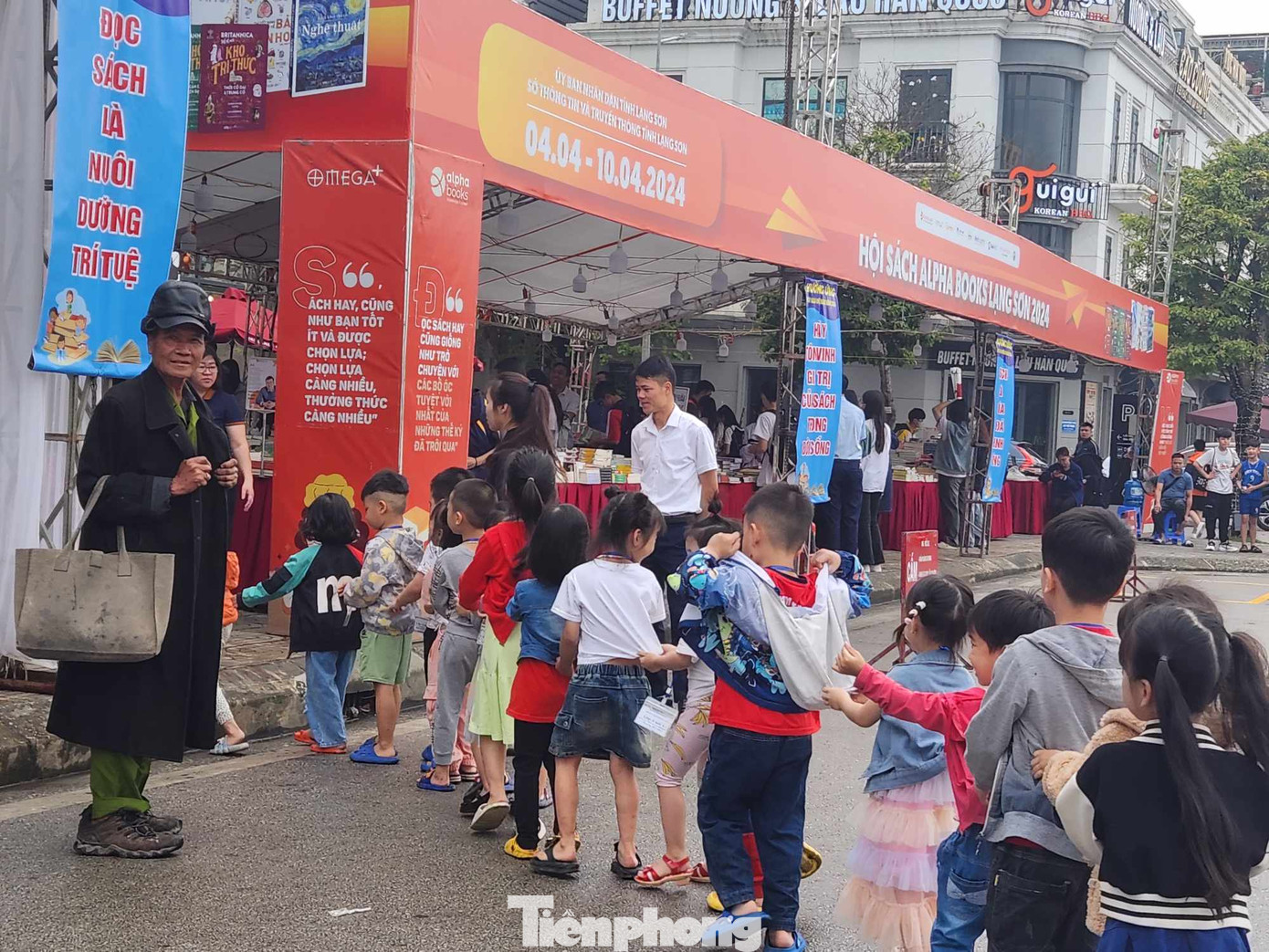 Các cháu thiếu nhi xứ Lạng cũng hào hứng trải nghiệm với các gian trưng bày sách. Các cháu thiếu nhi xứ Lạng cũng hào hứng trải nghiệm với các gian trưng bày sách.