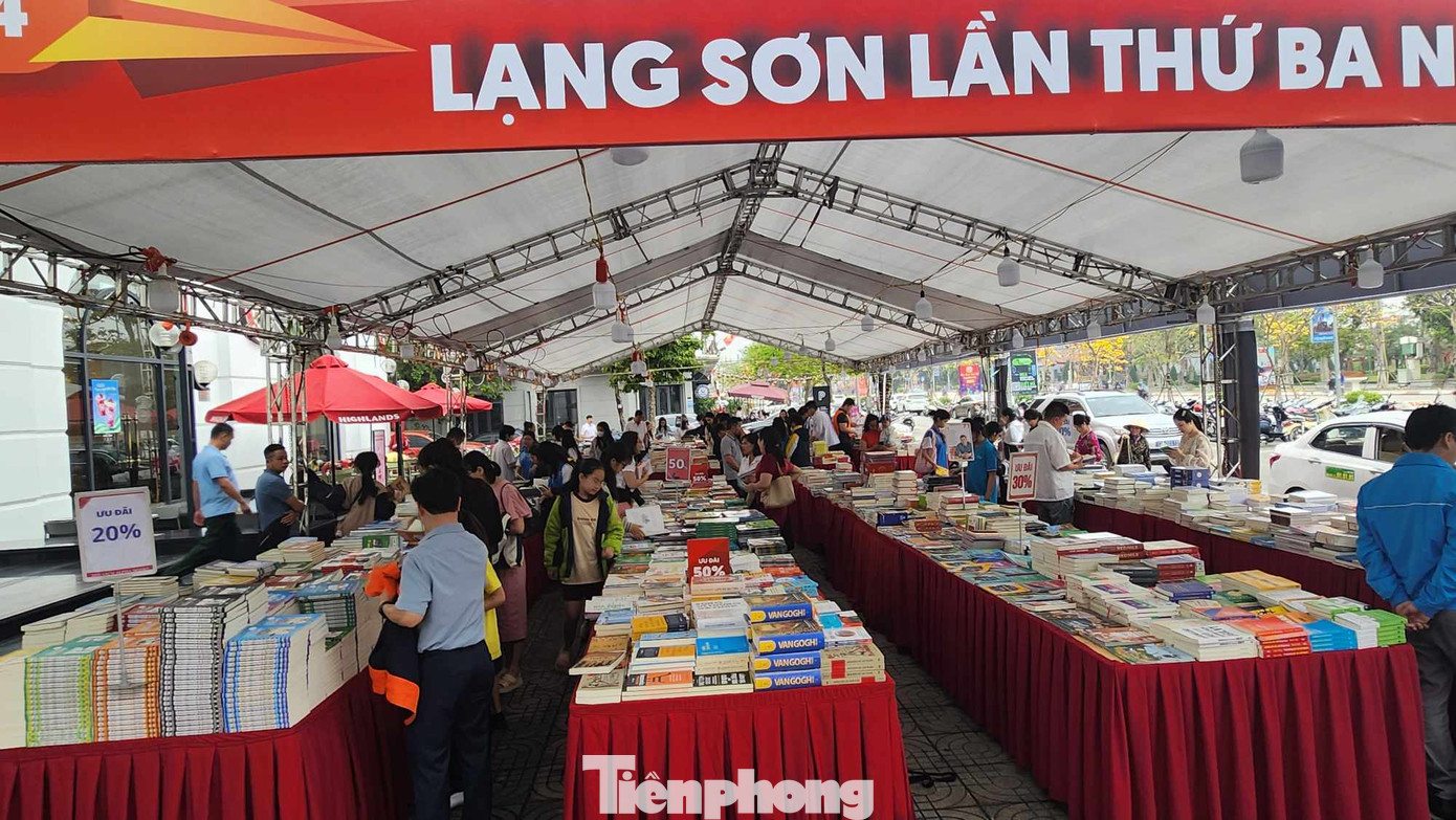 Năm thứ 3 Lạng Sơn tổ chức chương trình "Ngày sách và văn hóa đọc" thu hút sự chú ý, tham gia của đông đảo nhân dân và giới trẻ. Ảnh: Duy Chiến Năm thứ 3 Lạng Sơn tổ chức chương trình "Ngày sách và văn hóa đọc" thu hút sự chú ý, tham gia của đông đảo nhân dân và giới trẻ. Ảnh: Duy Chiến