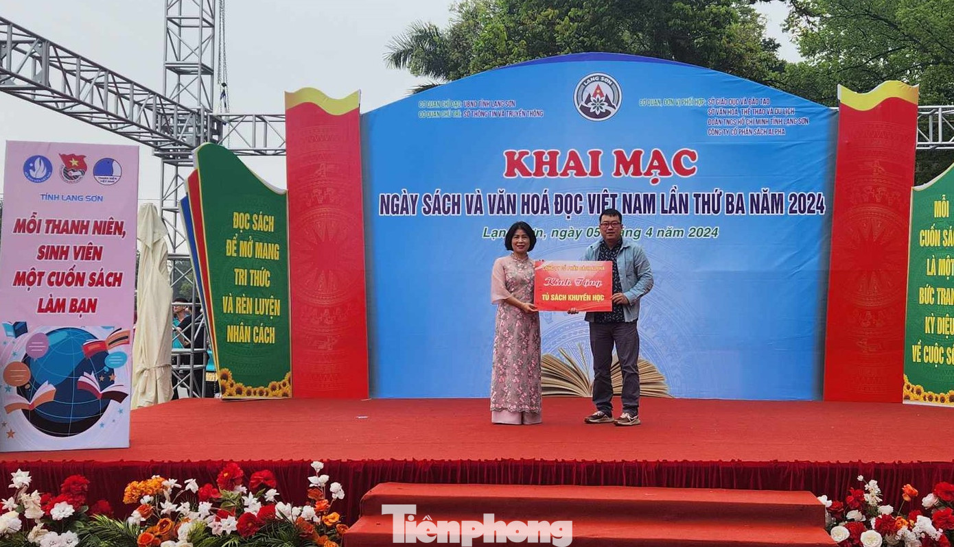 Lãnh đạo Sở Giáo dục- Đào tạo Lạng Sơn nhận biển tượng trưng của Công ty CP Sách Alpha xây dựng tủ sách ngành giáo dục địa phương. Ảnh: Duy Chiến Lãnh đạo Sở Giáo dục- Đào tạo Lạng Sơn nhận biển tượng trưng của Công ty CP Sách Alpha xây dựng tủ sách ngành giáo dục địa phương. Ảnh: Duy Chiến