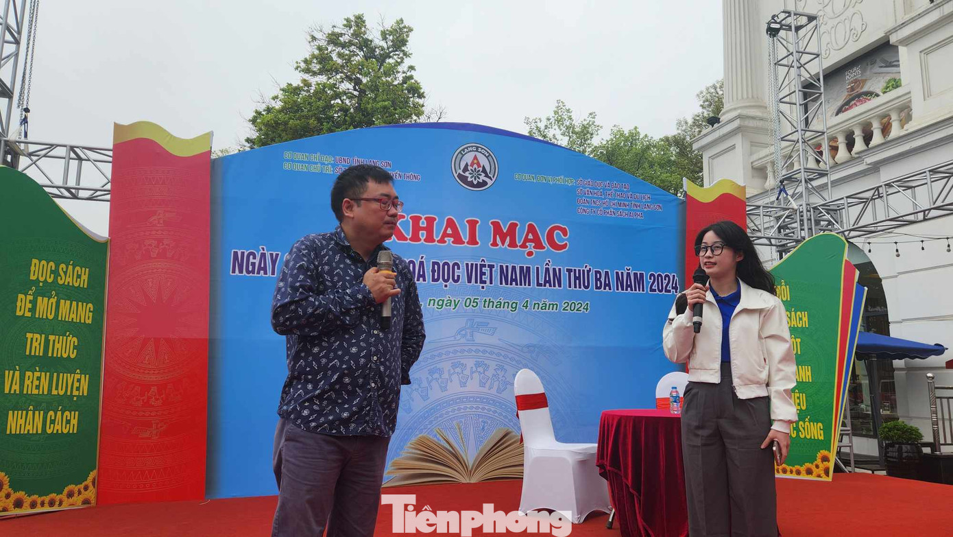 Đoàn viên, thanh niên Lạng Sơn tham gia đặt câu hỏi, giao lưu với chủ đề sách và văn hóa đọc. Ảnh: Duy Chiến Đoàn viên, thanh niên Lạng Sơn tham gia đặt câu hỏi, giao lưu với chủ đề sách và văn hóa đọc. Ảnh: Duy Chiến