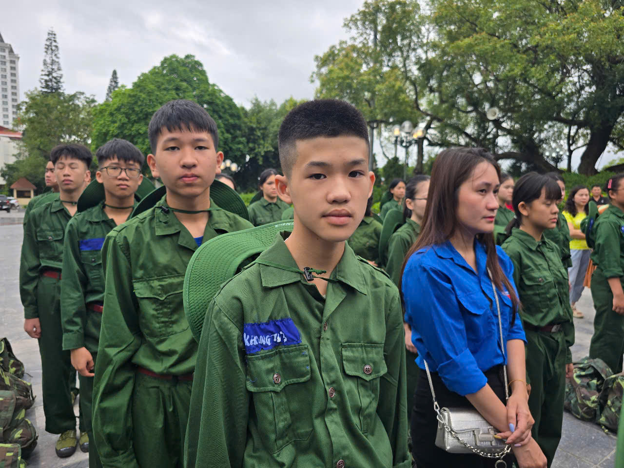 Tự hào khoác lên bộ quân phục.