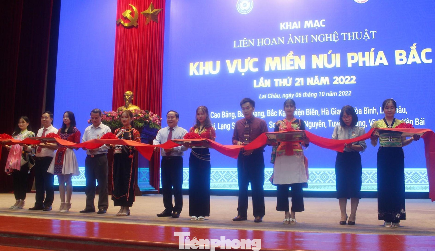 Cắt băng Khai mạc Liên hoan ảnh nghệ thuật các tỉnh miền núi phía Bắc lần thứ 21 -Ảnh: LC
