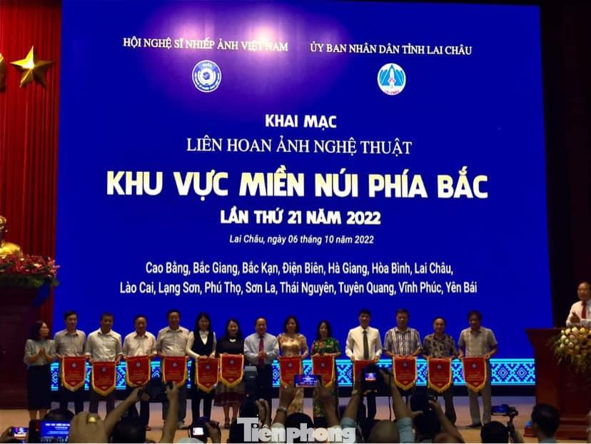 Trao cờ lưu niệm cho các đơn vị tham gia -Ảnh: PV