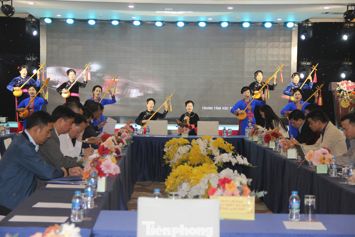 Giới thiệu làm điệu hát Then xứ Lạng với du khách muôn phương. Giới thiệu làm điệu hát Then xứ Lạng với du khách muôn phương.