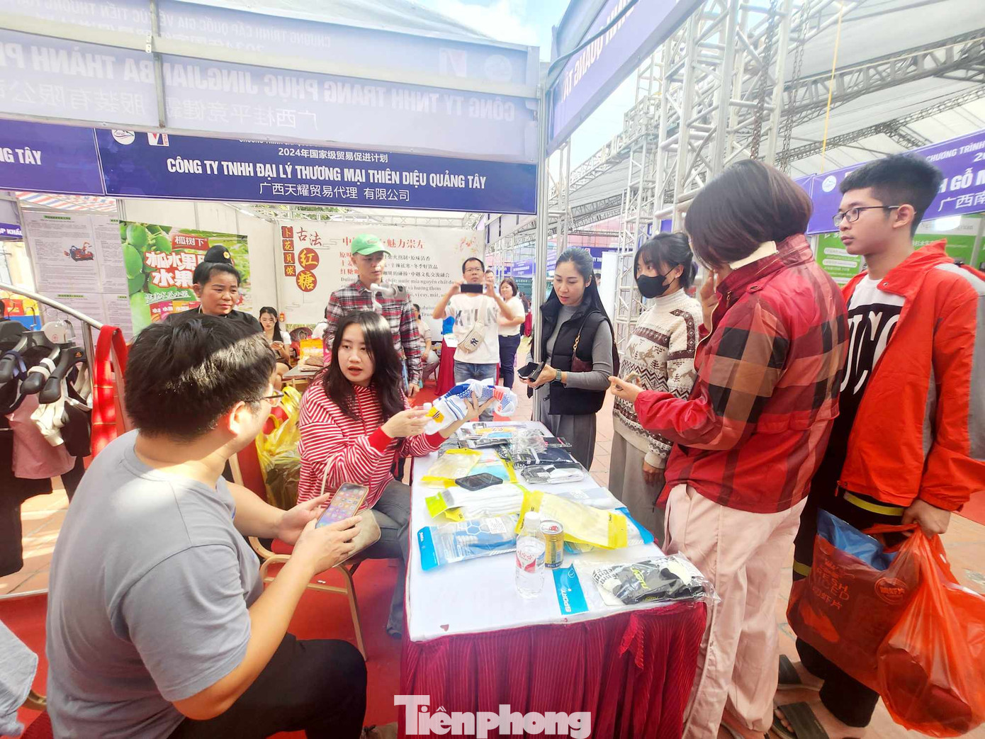 Đông đảo du khách trong và ngoài nước tham quan, tìm hiểu mua sắm tại Hội chợ thương mại - du lịch quốc tế Việt - Trung (ảnh: Duy Chiến). Đông đảo du khách trong và ngoài nước tham quan, tìm hiểu mua sắm tại Hội chợ thương mại - du lịch quốc tế Việt - Trung (ảnh: Duy Chiến).