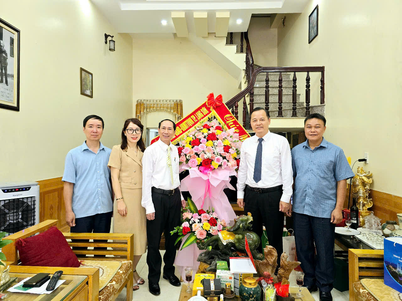 Sáng 18/6, đồng chí Phùng Quang Hội, Ủy viên Ban Thường vụ Tỉnh ủy - Bí thư Thành ủy và đoàn lãnh đạo thành phố Lạng Sơn thăm, chúc mừng phóng viên báo Tiền Phong thường trú tại Lạng Sơn nhân kỷ niệm 100 năm báo chí CMVN 21/6/1925- 21/6/2025. Sáng 18/6, đồng chí Phùng Quang Hội, Ủy viên Ban Thường vụ Tỉnh ủy - Bí thư Thành ủy và đoàn lãnh đạo thành phố Lạng Sơn thăm, chúc mừng phóng viên báo Tiền Phong thường trú tại Lạng Sơn nhân kỷ niệm 100 năm báo chí CMVN 21/6/1925- 21/6/2025.