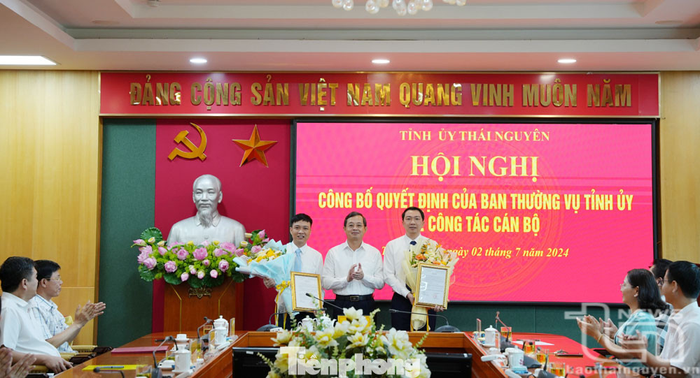 Lãnh đạo Tỉnh ủy Thái Nguyên trao quyết định, tặng hoa chúc mừng 2 cán bộ được luân chuyển, bổ nhiệm. Ảnh: L.L