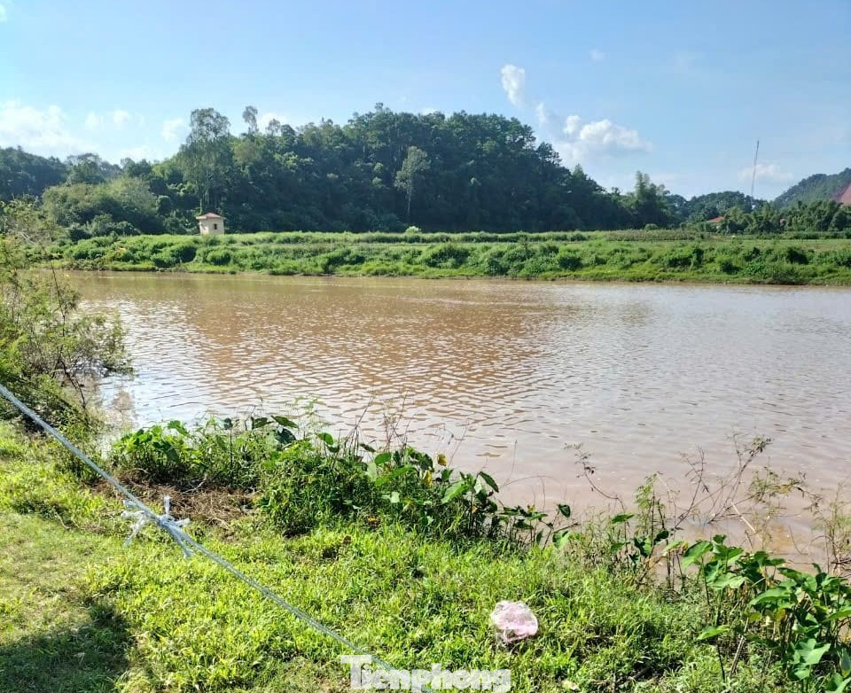 Đoạn sông 2 thanh niên xuống tắm. Đoạn sông 2 thanh niên xuống tắm.