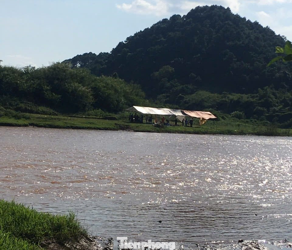 Nhiều người dựng lều tụ tập ăn uống, tắm sông ở khu vực Tân Liên, huyện Cao Lộc. Nhiều người dựng lều tụ tập ăn uống, tắm sông ở khu vực Tân Liên, huyện Cao Lộc.