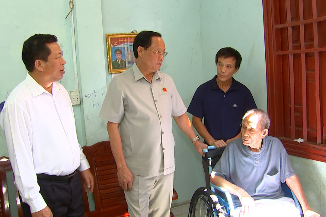 Phó Chủ tịch Quốc hội Trần Quang Phương (giữa) thăm, tặng quà cho các gia đình thương binh, liệt sỹ, người có công ở tỉnh Cao Bằng. (Ảnh: K.P) Phó Chủ tịch Quốc hội Trần Quang Phương (giữa) thăm, tặng quà cho các gia đình thương binh, liệt sỹ, người có công ở tỉnh Cao Bằng. (Ảnh: K.P)