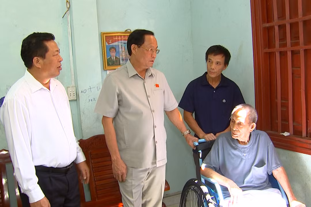 Phó Chủ tịch Quốc hội Trần Quang Phương (giữa) thăm, tặng quà cho các gia đình thương binh, liệt sỹ, người có công ở tỉnh Cao Bằng. (Ảnh: K.P)