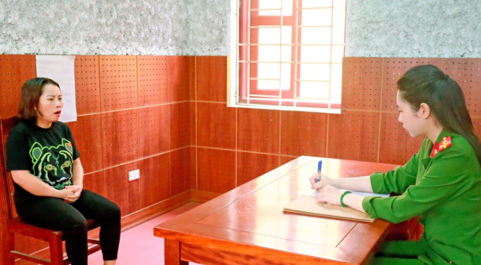 Bà Hoàng Thị Hoài Vân khai báo hành vi tại cơ quan công an. Ảnh: H.T