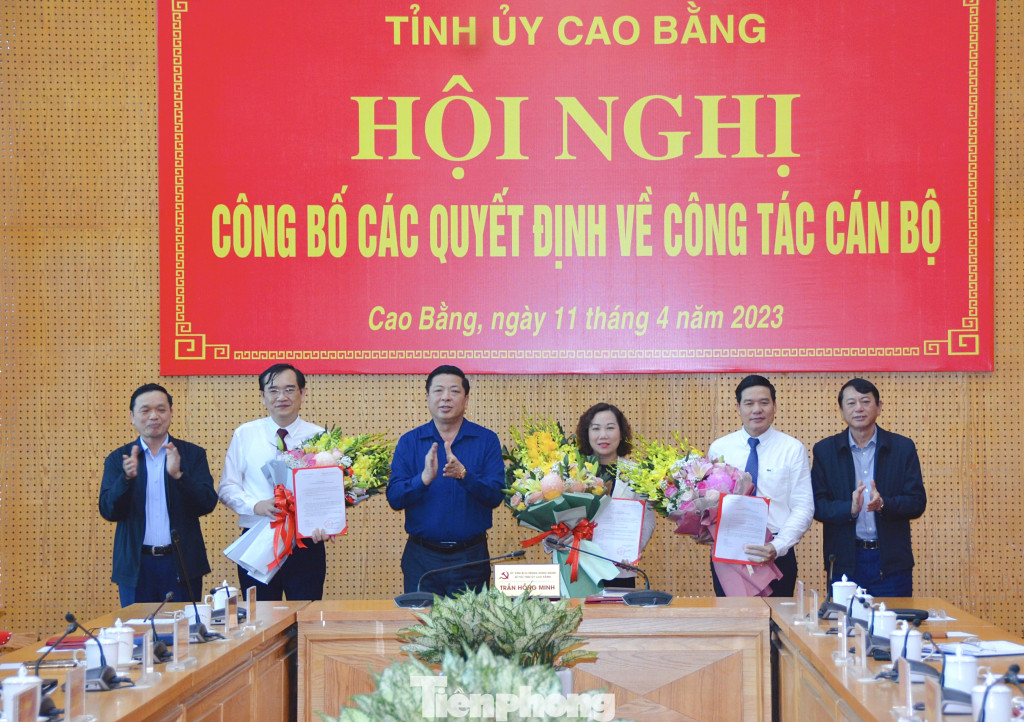 Lãnh đạo tỉnh Cao Bằng tặng hoa chúc mừng các đồng chí được điều động, bổ nhiệm.Ảnh: CB Lãnh đạo tỉnh Cao Bằng tặng hoa chúc mừng các đồng chí được điều động, bổ nhiệm.Ảnh: CB