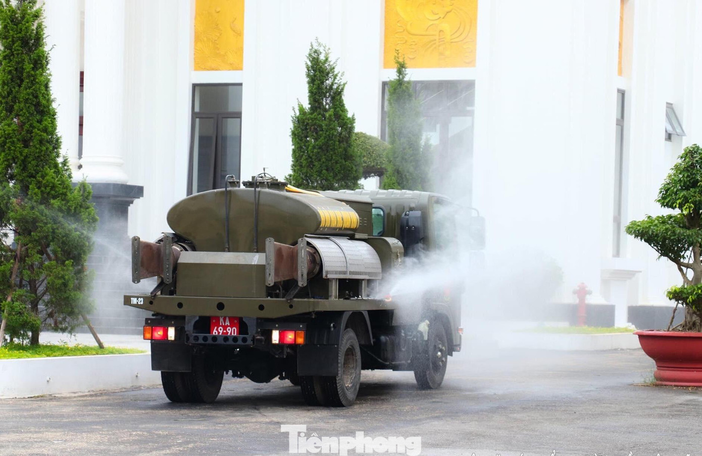 Những nơi xuất hiện các ca bệnh COVID-19 được yêu tiên phun khử khuẩn đầu tiên .Ảnh: H. Hồng