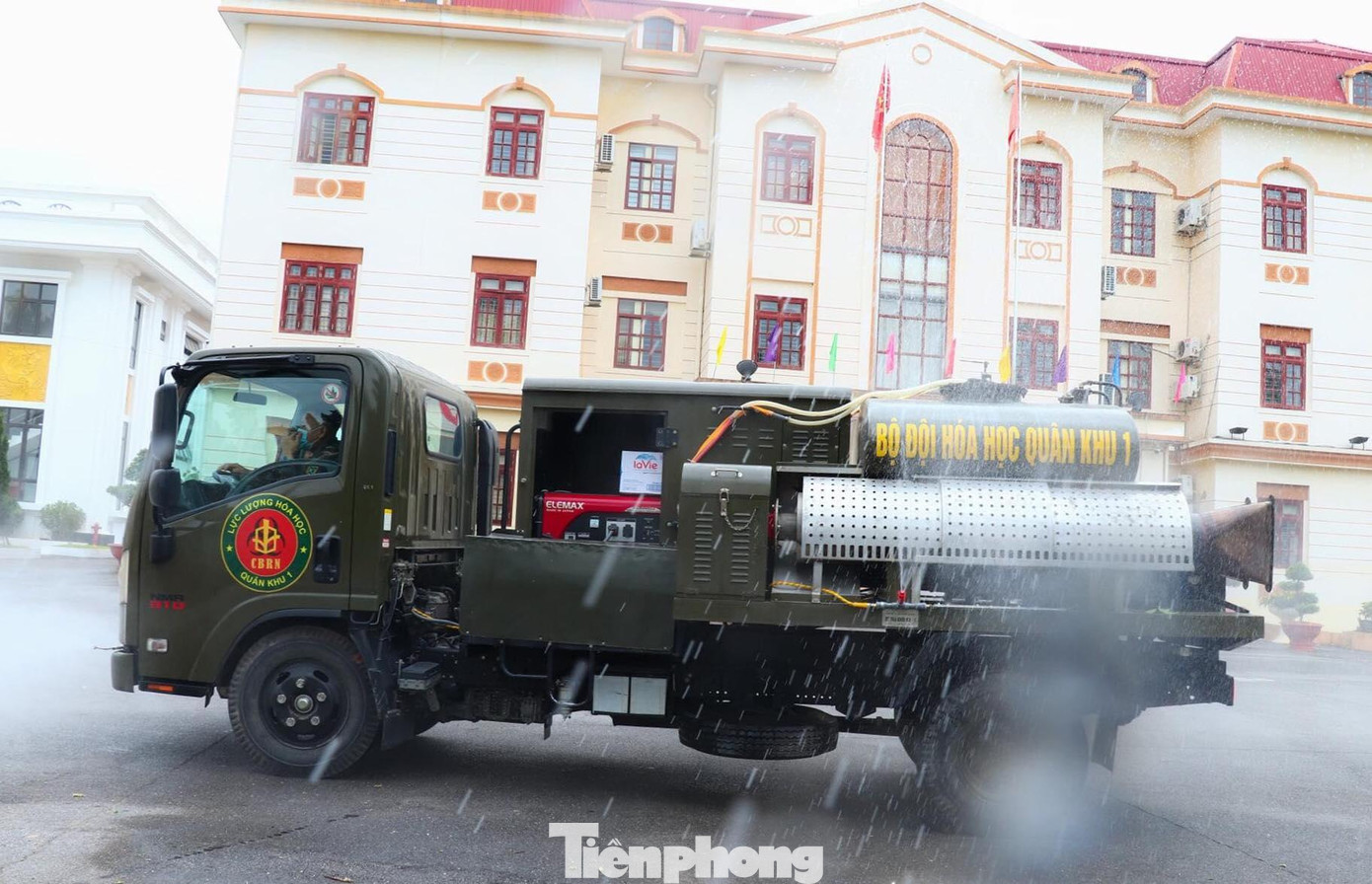 Các công sở, vị trí trọng yếu của huyện Hữu Lũng đã được phun khử khuẩn .Ảnh: H. Hồng