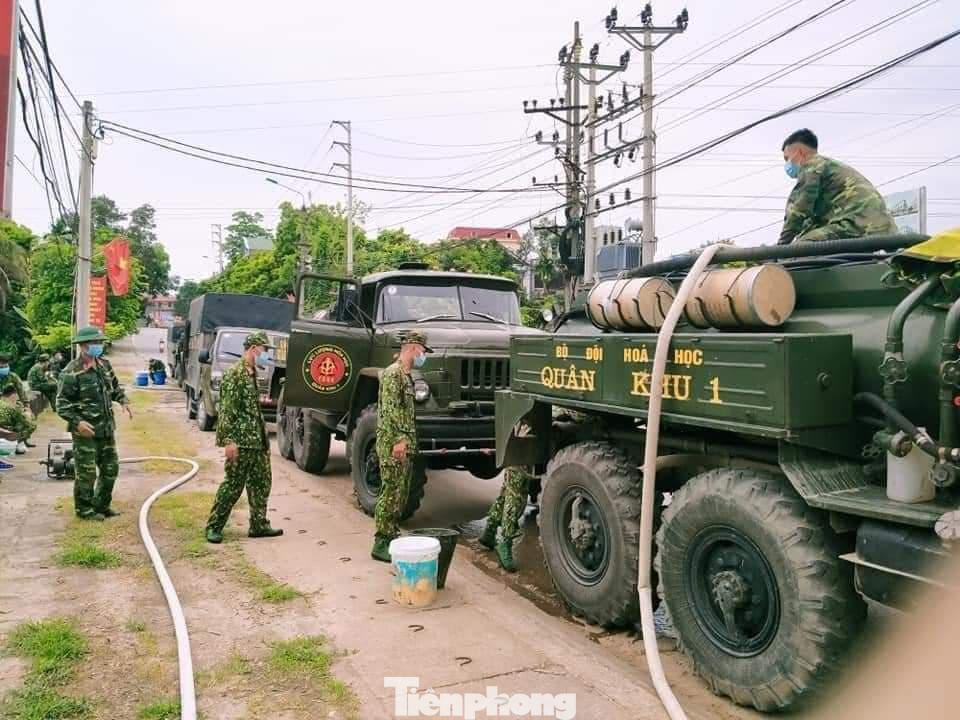 Ngay từ sáng sớm 5/6, hàng chục chiến sỹ và các xe ô tô chuyên dụng của lực lượng hóa học Quân khu 1 đã có mặt tại địa bàn huyện Hữu Lũng .Ảnh: Dương Nguyên