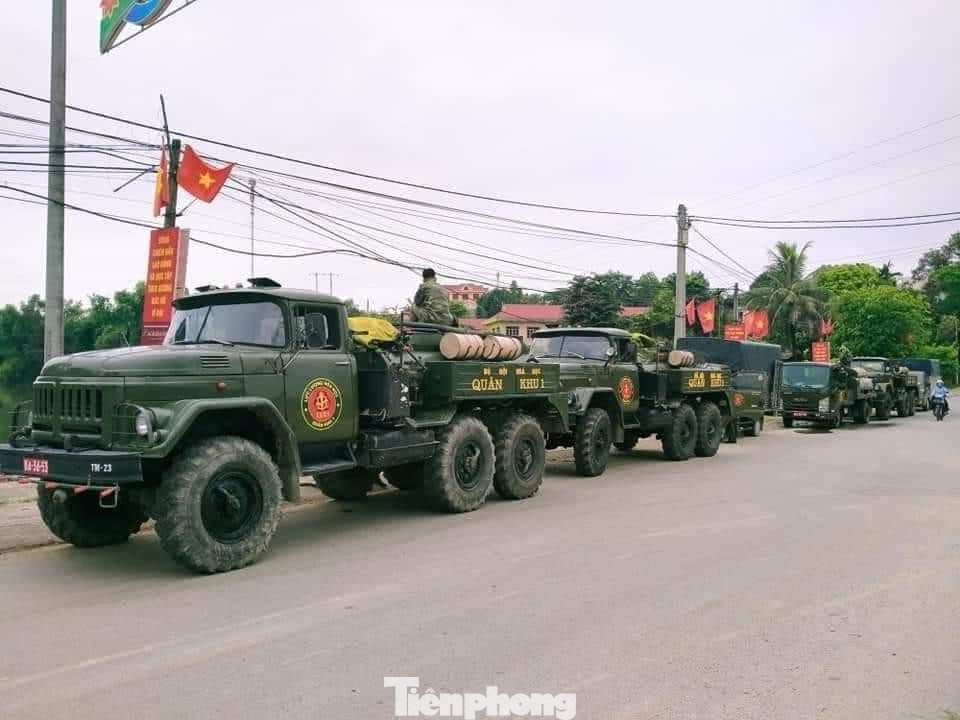 Quân khu 1 điều động 6 xe chuyên dụng đến Hữu Lũng để thực hiện công việc phun khử khuẩn chống dịch COVID-19