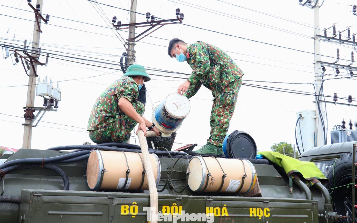 Chuẩn bị cơ số hóa chất để cho công tác phun khử khuẩn diện rộng .Ảnh: H. Hồng