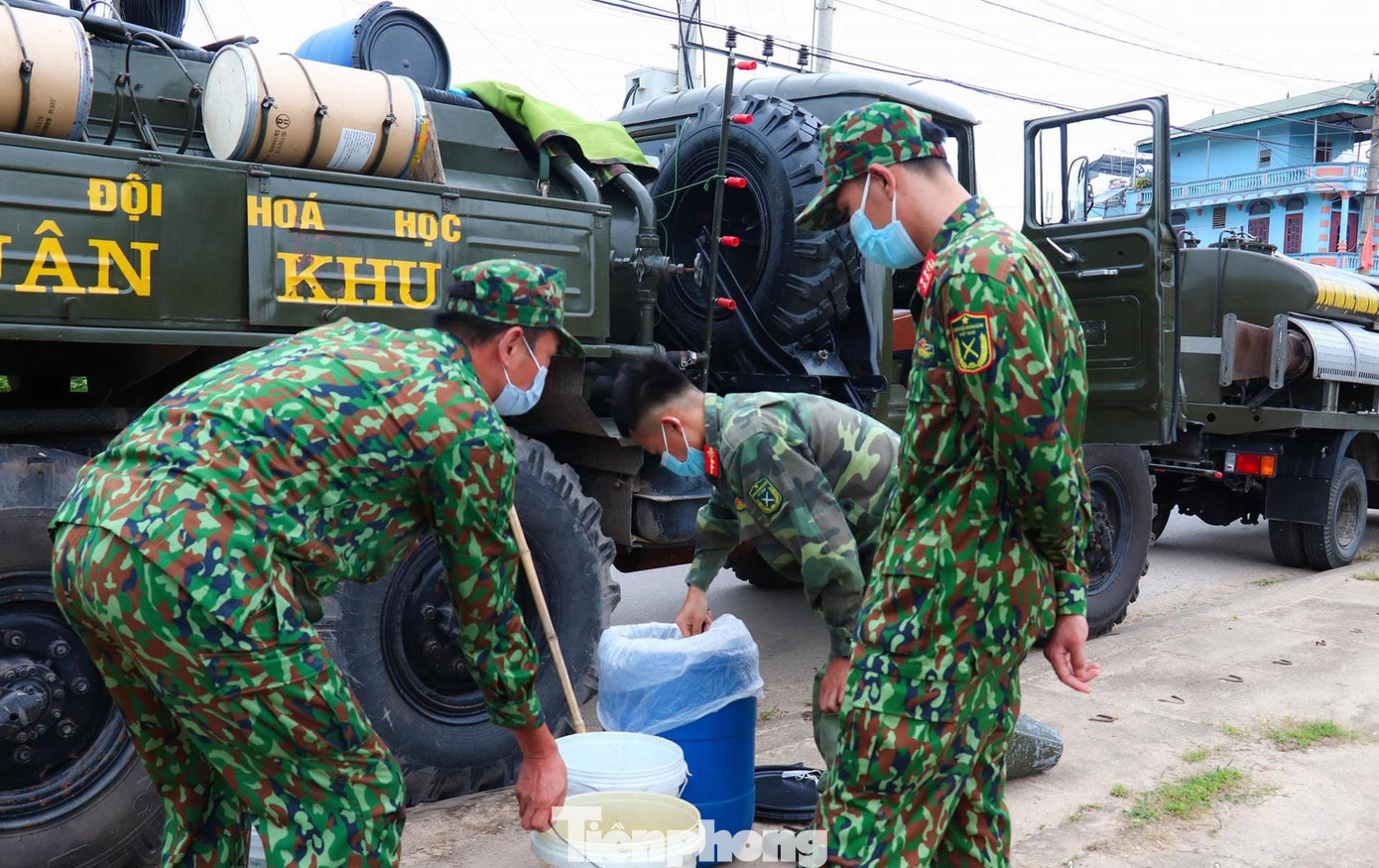 Lực lượng trẻ hóa học Quân khu 1 tiên phong đi đầu trong công tác phòng chống dịch .Ảnh: H. Hồng
