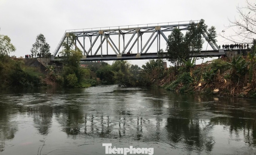 Khu vực cầu sắt, người đàn ông bất ngờ nhảy xuống sông Thương.