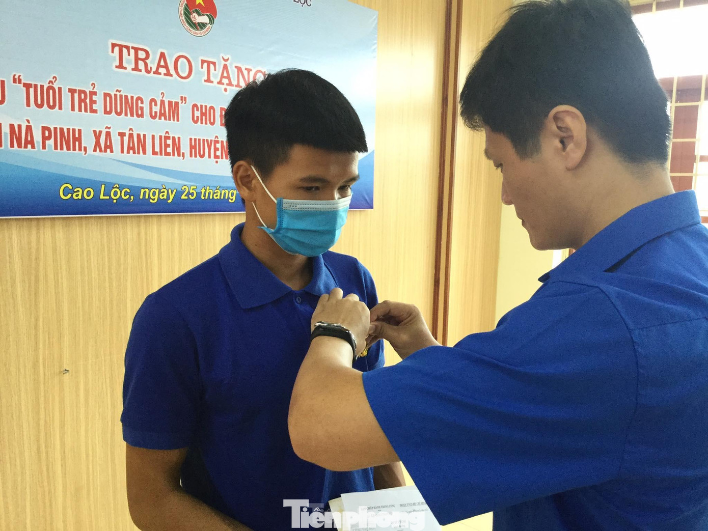 Thay mặt TƯ Đoàn, Bí thư Tỉnh đoàn Lạng Sơn Nguyễn Tuấn Nam gắn Huy hiệu "Tuổi trẻ dũng cảm" cho anh Hoàng Đình Phúc (bìa trái) - Ảnh: Duy Chiến Thay mặt TƯ Đoàn, Bí thư Tỉnh đoàn Lạng Sơn Nguyễn Tuấn Nam gắn Huy hiệu "Tuổi trẻ dũng cảm" cho anh Hoàng Đình Phúc (bìa trái) - Ảnh: Duy Chiến