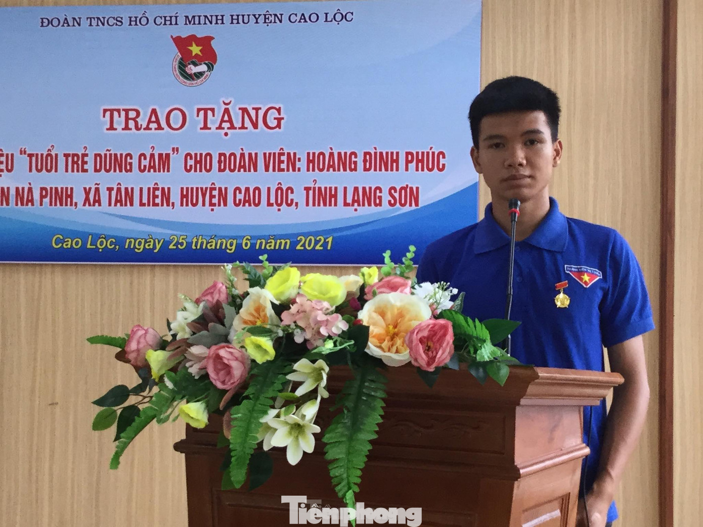 Anh Hoàng Đình Phúc xúc động phát biểu khi được nhận phần thưởng cao quý của Trung ương Đoàn Anh Hoàng Đình Phúc xúc động phát biểu khi được nhận phần thưởng cao quý của Trung ương Đoàn